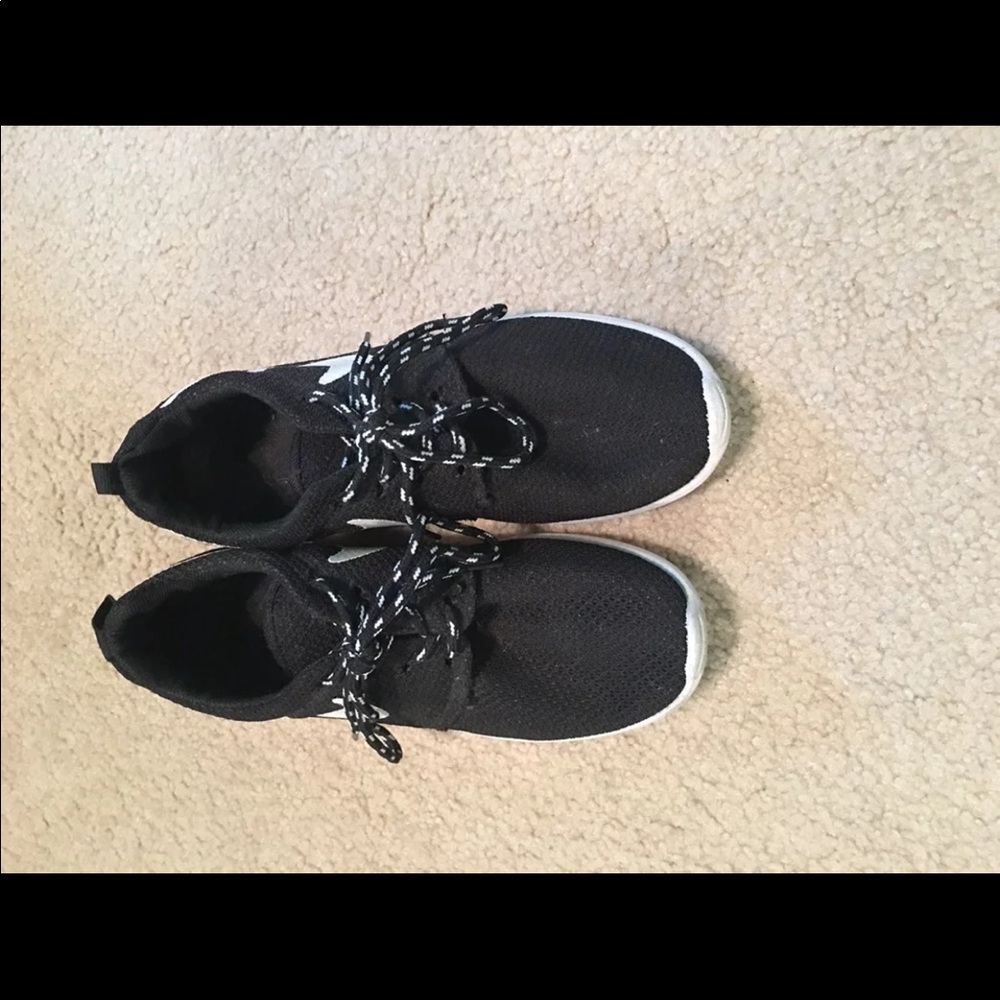 Tennis shoes